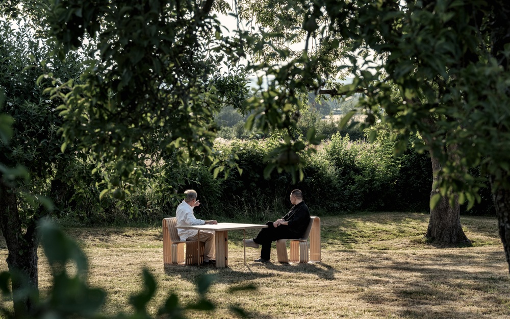 班兰携手 John Pawson 推出首个完整户外家具系列「简牍」
