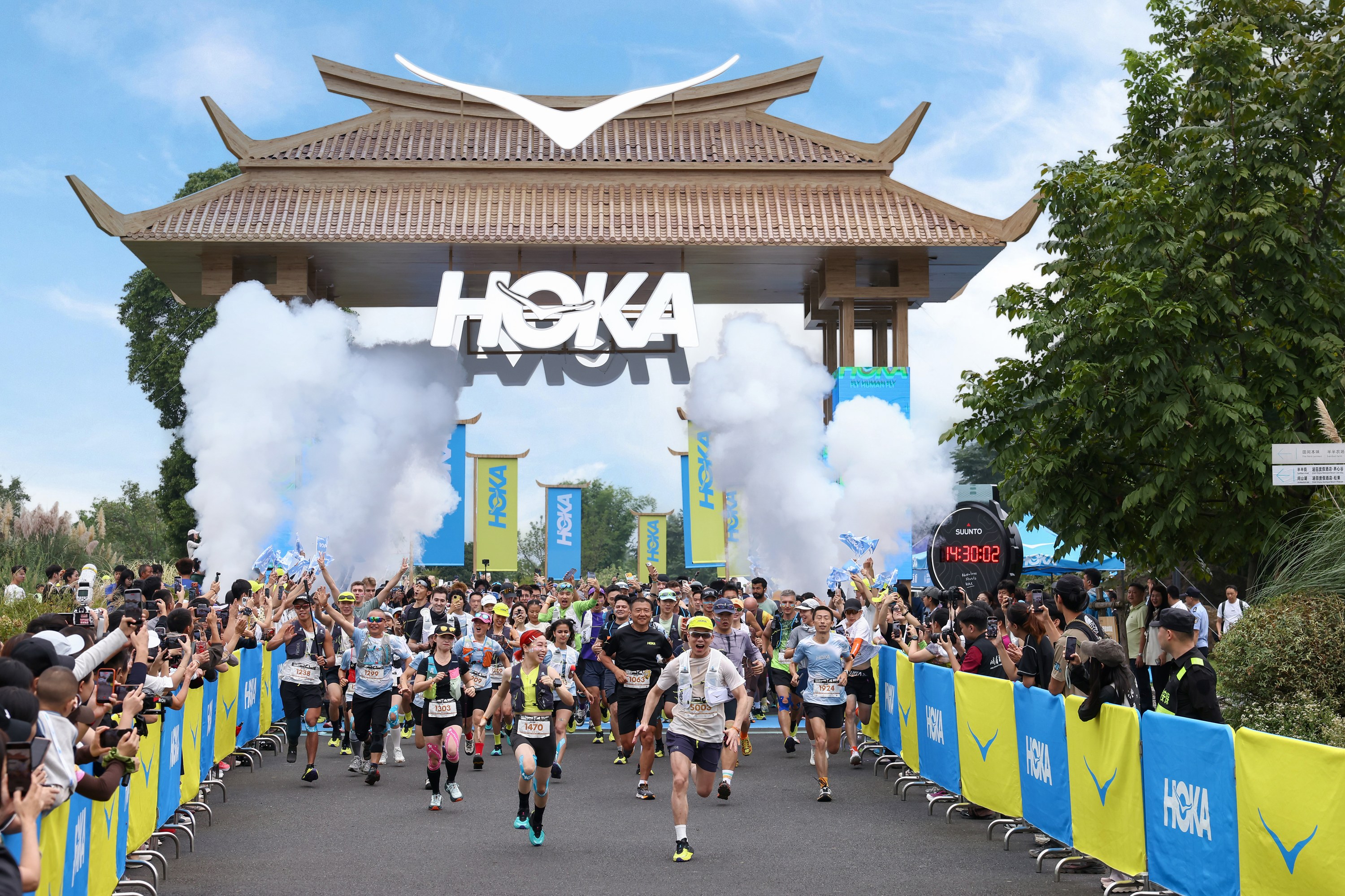 HOKA 飞跑嘉年华首次落地峨眉山，吸引 2000 余名跑者参与