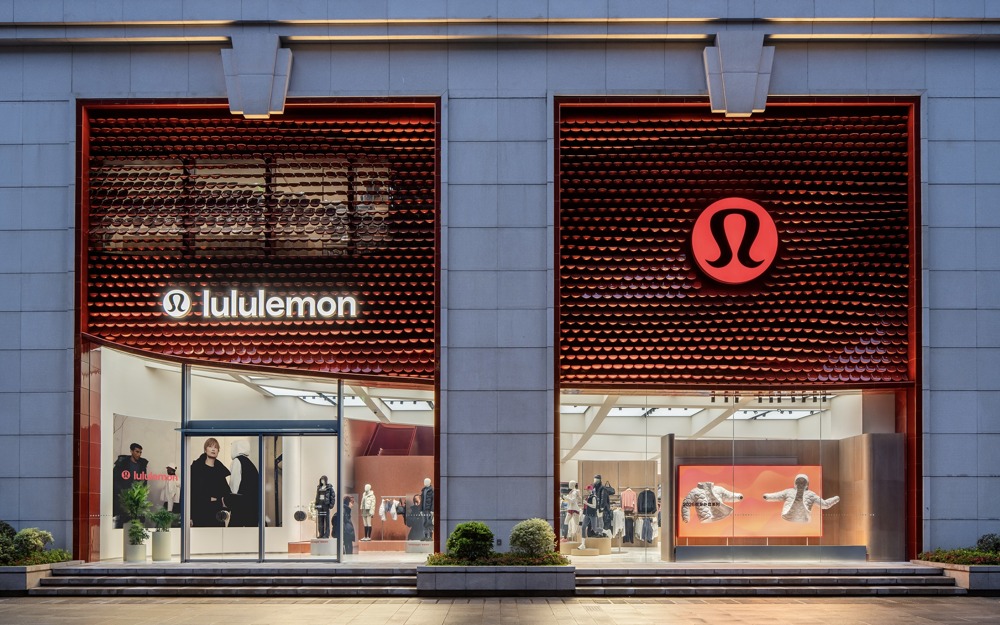 lululemon 上海新世界新丸中心店开幕，采用品牌全球全新设计语言