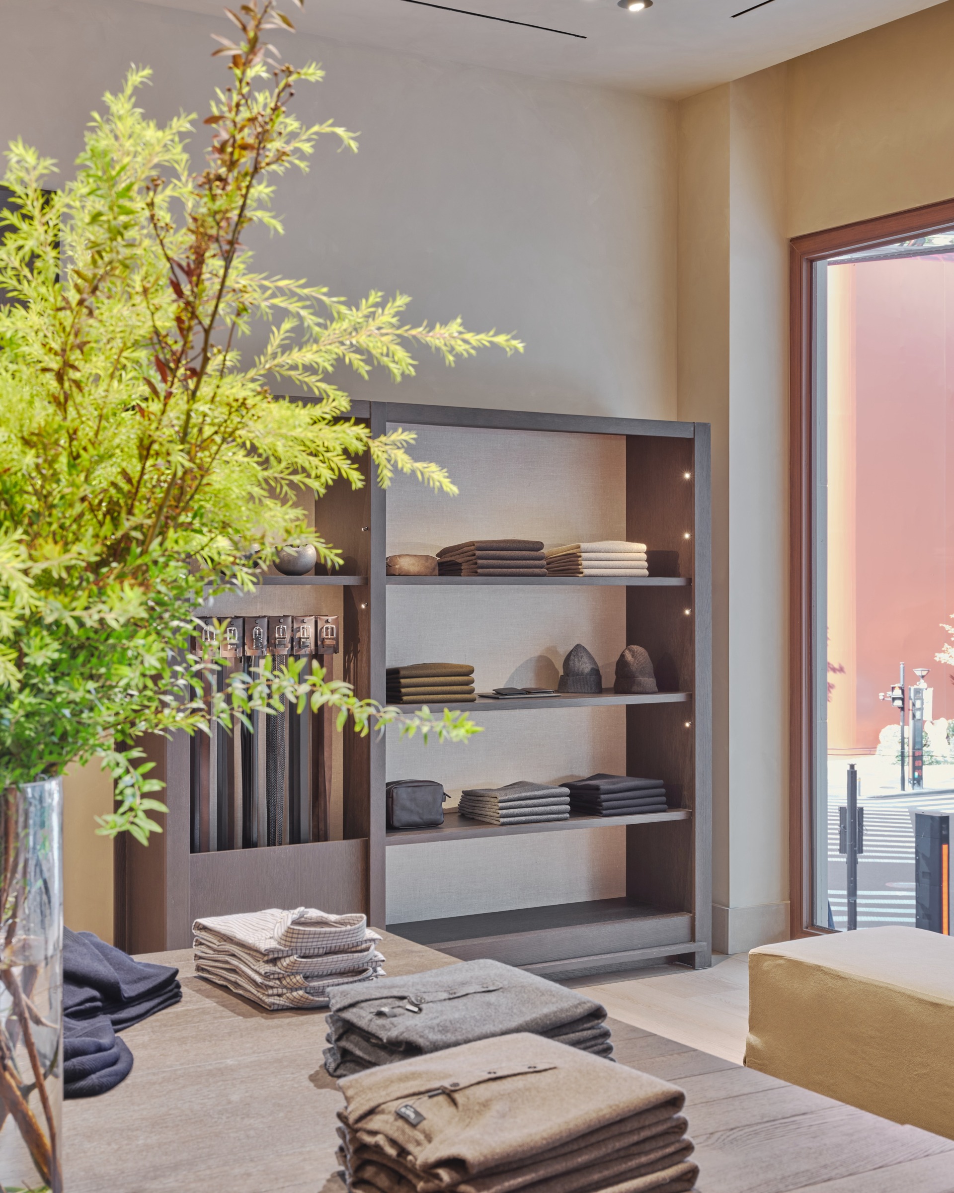 Massimo Dutti 上海淮海路旗舰店店内空间