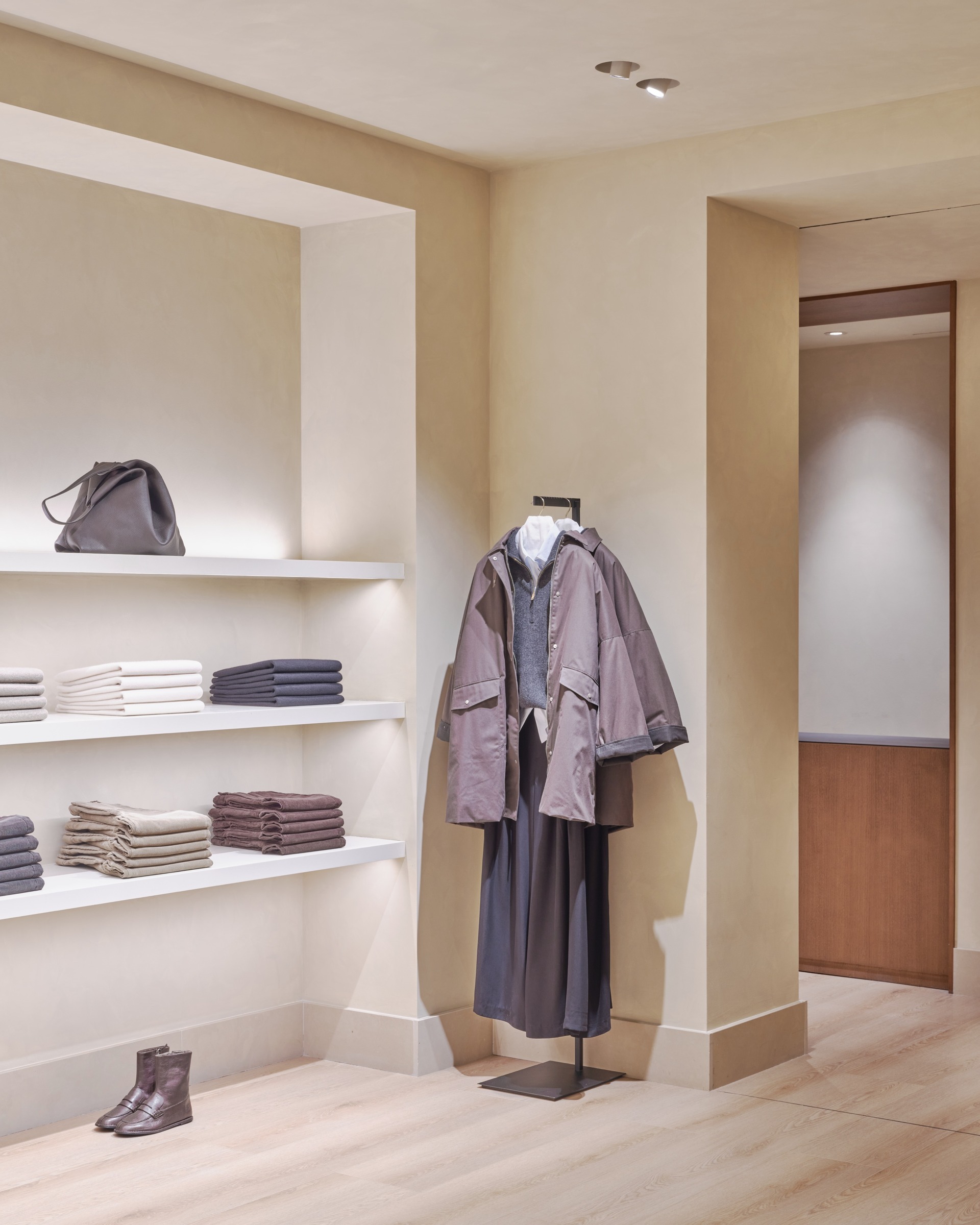 Massimo Dutti 上海淮海路旗舰店店内空间