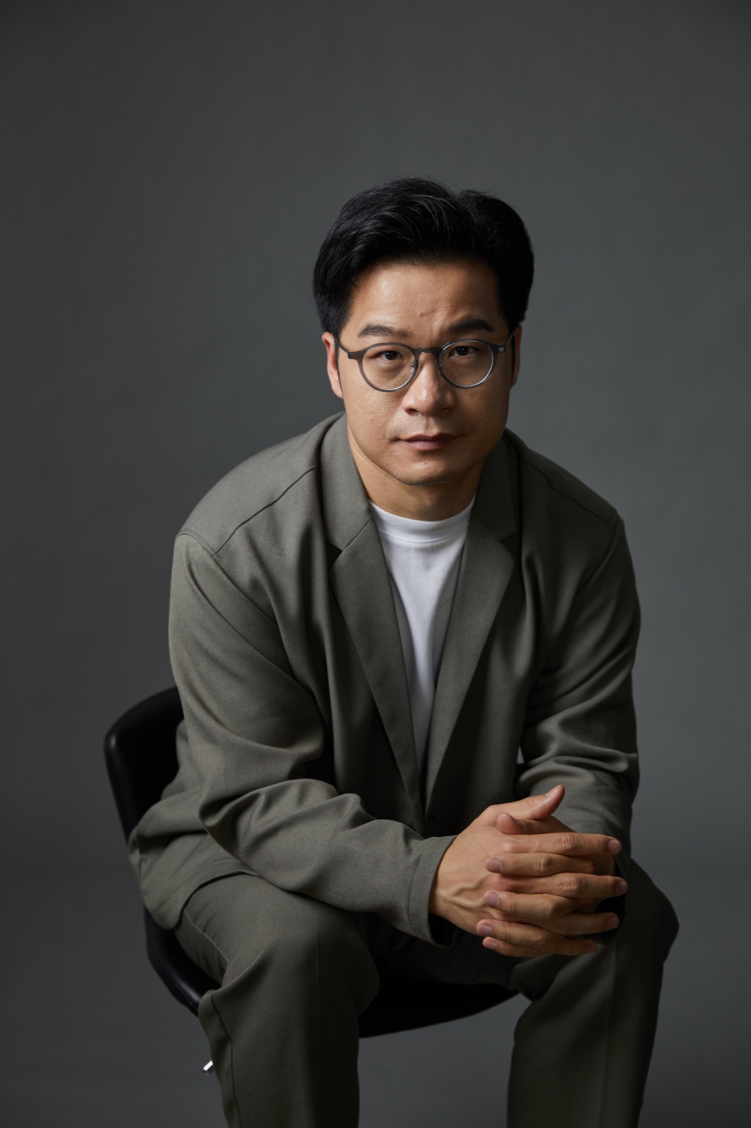 赖永锋 Brian Lai,身着灰绿色西装的肖像