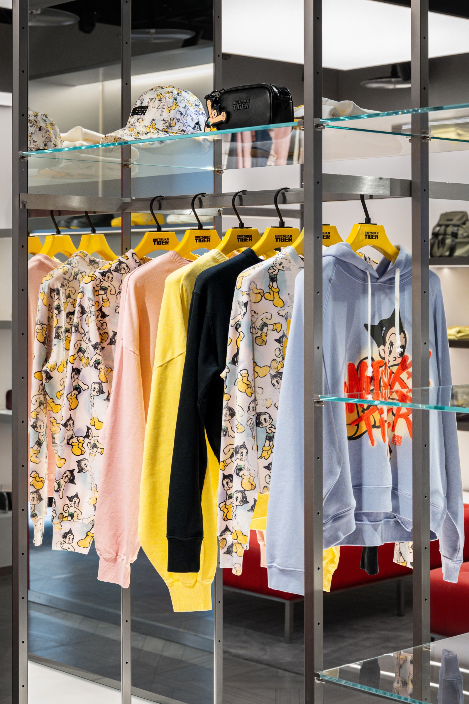 店内配饰与服装展示